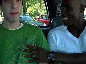 Un mec blanc gay s'amuse virilement avec un mec noir de 16 ans