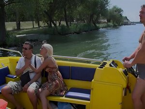 Vivez une aventure exaltante en bateau alors que la femme espiègle de