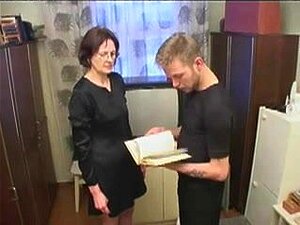 Regardez une chienne expérimentée prendre le contrôle et dominer un