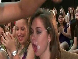Une nana reçoit une énorme éjaculation faciale d'un strip-teaseur -