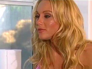 Fabuleuse pornstar dans un film de sexe hétéro et excité, dans ce