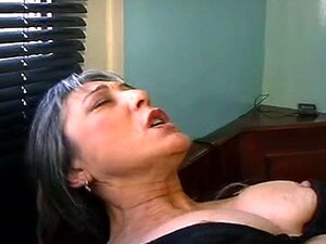 Femme au foyer mature française et le plombier (baisée en anal)