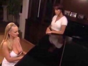 Danni Ashe mange et doigte sa chatte sur un piano
