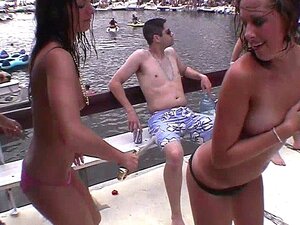 des putes de pirates dansantes nues en public. des putes de pirates