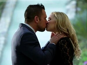 La grosse Mia Malkova se fait lécher la chatte par derrière