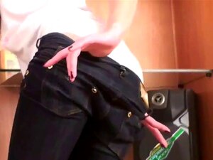 Regarde mon petit cul maigre dans ce jean noir serré