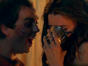 Scène de seins nus et sans loi de Lucy à Spartacus