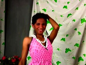 Une ladyboy philippine enlève sa robe rose et se masturbe