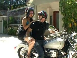 Petite nana maigre ramassée pour du sexe torride