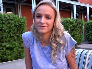 La mignonne étudiante Emma devient crémeuse sur la plage