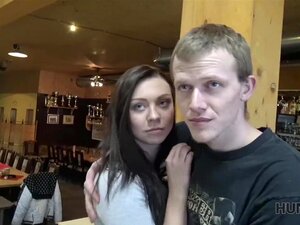 HUNT4K. Une mignonne timide copule avec un mec dans un bar pendant que