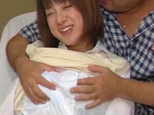 La mature Aizawa Satomi se fait percer la chatte poilue dans di. La