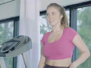 La MILF sexy Alexis baise avec Lena Paul après l'entraînement