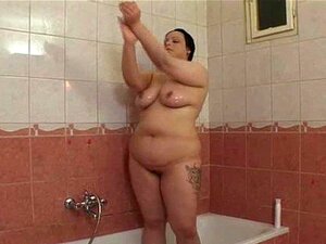 Baiser une petite copine BBW dans des toilettes espacées