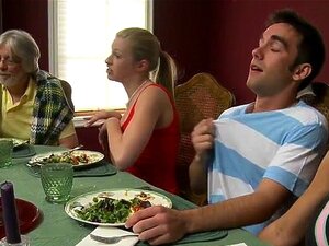 Belle-milf à gros seins en levrette dans un plan à trois. Belle-milf