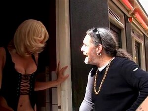 Un mec en chaleur s'amuse chaudement avec les prostituées d'amsterdam