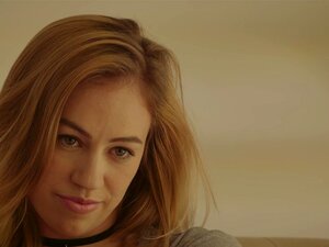 Deux colocs blondes et sexy se font punir par leur riche patron dans