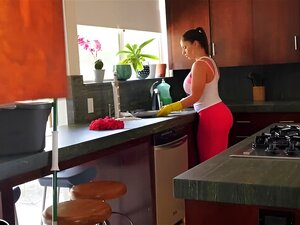 BANGBROS - La chaude MILF latina Maid Marta La Croft se gargarise sur