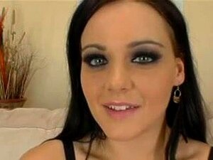 Magnifique brunette aux yeux verts et aux gros seins. PAS DE NOMS DANS