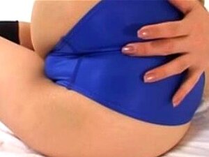 Une MILF asiatique mature montre son cameltoe