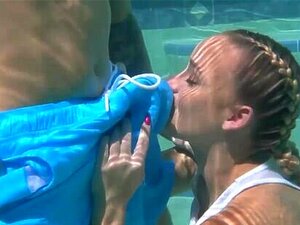 Fellation sous l'eau et sexe avec une belle Alexis Monroe