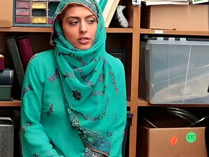 Orgie de gros seins en hijab avec des vêtements arabes