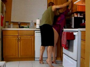 Maman laisse son beau-fils baiser sa chatte coquine