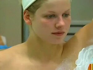 Gros demi-frère blonde chaude et mignonne, fille de baignoire, se