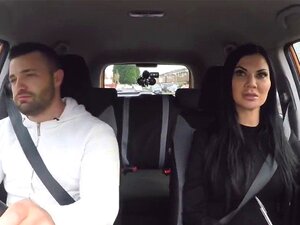 Grosse bite détruisant une chatte rasée et serrée. Conduire en
