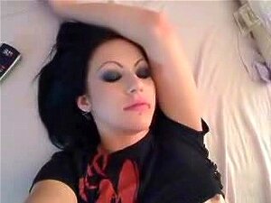 Brune gothique se fait baiser par son copain, Petite brune mignonne