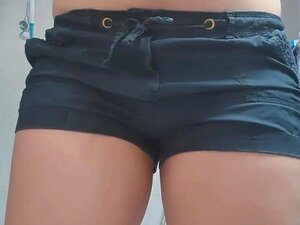 Déshabillage et masturbation dans le bain Chatte vraiment trempée