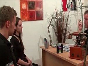 Une mignonne française aux petits seins se fait baiser dur dans le