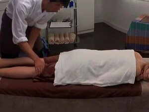 La MILF japonaise à gros seins Reiko Kobayakawa s'est fait pilonner