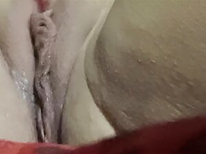 Gros plan de BBW jouant avec une chatte juteuse