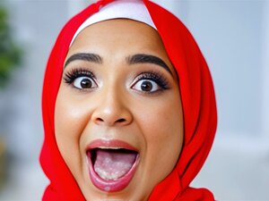 Mec est excité de baiser enfin sa petite amie hijab Babi Star. Un
