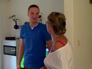 Maman baise un jeune pizzaman et son mari regarde