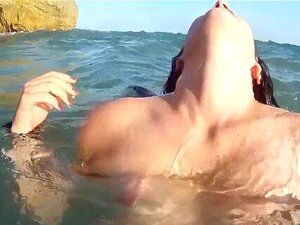 Une fille française maigre baise dans l'océan