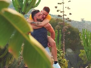 Couple gay baise anale en vacances à la campagne