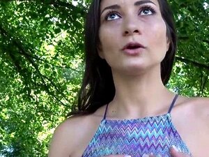 Brune sexy suce une grosse bite en extérieur POV