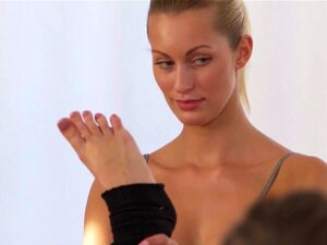Ballerines léchées par la chatte chevauchent dans un trio MFF.