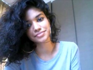 Petite ébène sexy avec des cheveux bouclés qui taquine. Petite