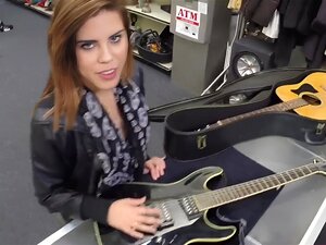 Client de guitare baisé et facialisé dans le bureau du prêteur sur