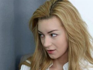 Une mignonne étudiante se fait taquiner et percer par son professeur