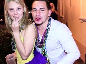 Action de sexe hardcore avec des fêtards. Un groupe de fêtards très