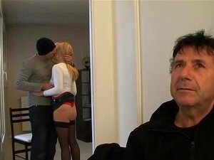 On baise sa femme Fabienne devant lui