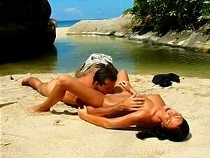 Couple et plan à trois sur la plage