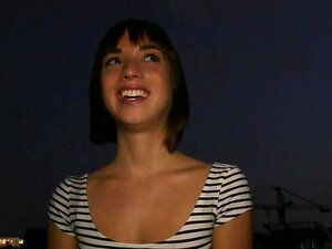 Une étudiante amateur baise en plein air la nuit pour une vue à la