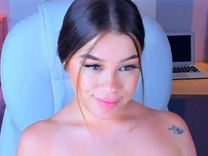 La mignonne avec une chatte serrée attrape son énorme gode mouillé