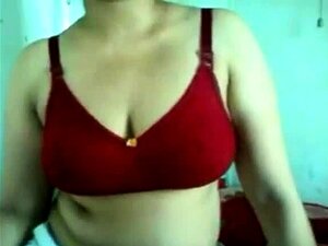 Une fille desi bangladaise montre ses gros seins en soutien-gorge