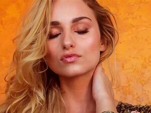 MILFs Lindsay Marie soutien-gorge a glissé et a révélé de beaux